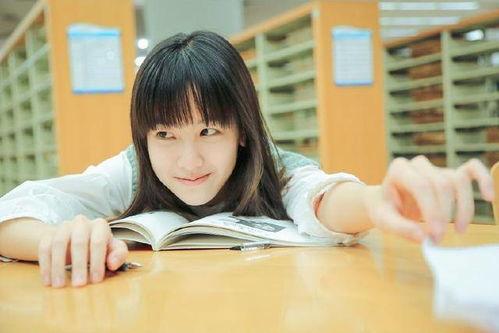 娱乐吃瓜酱刚毕业的大学生,娱乐吃瓜酱的毕业大学生活剪影